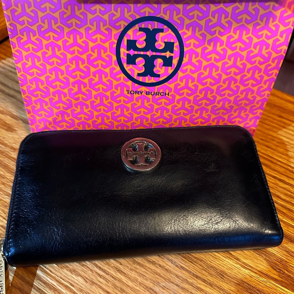 Tory Burch ~ Carlson Black Leather Zip Continental Wallet. PRE-LOVED